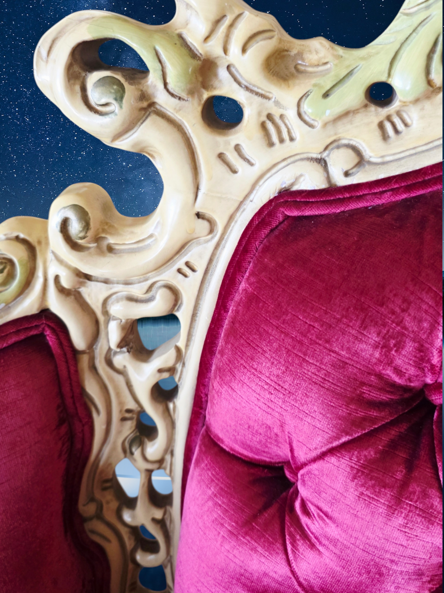 🎩 ✨ Sala de Epoca en Terciopelo Vino y Madera Tallada Color Marfil ✨🏛️