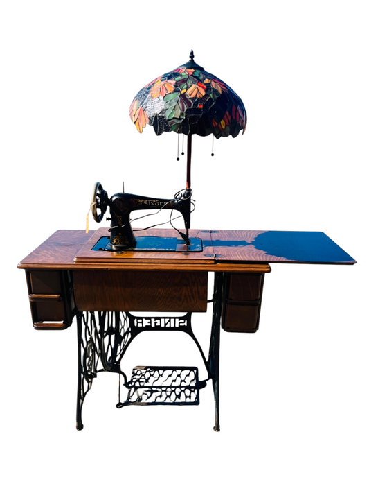 🕰️ Singer del siglo XIX convertida en lampara decorativa con vitrales en tonos otoñales🔱