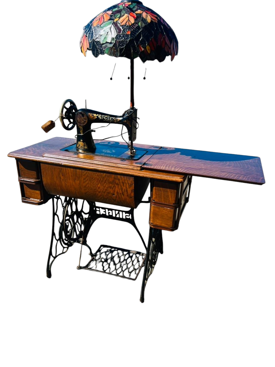 🕰️ Singer del siglo XIX convertida en lampara decorativa con vitrales en tonos otoñales🔱