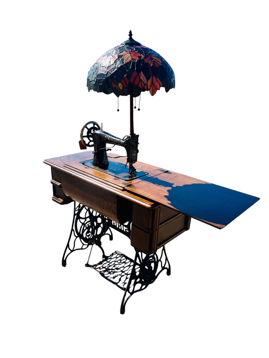 🕰️ Singer del siglo XIX convertida en lampara decorativa con vitrales en tonos otoñales🔱