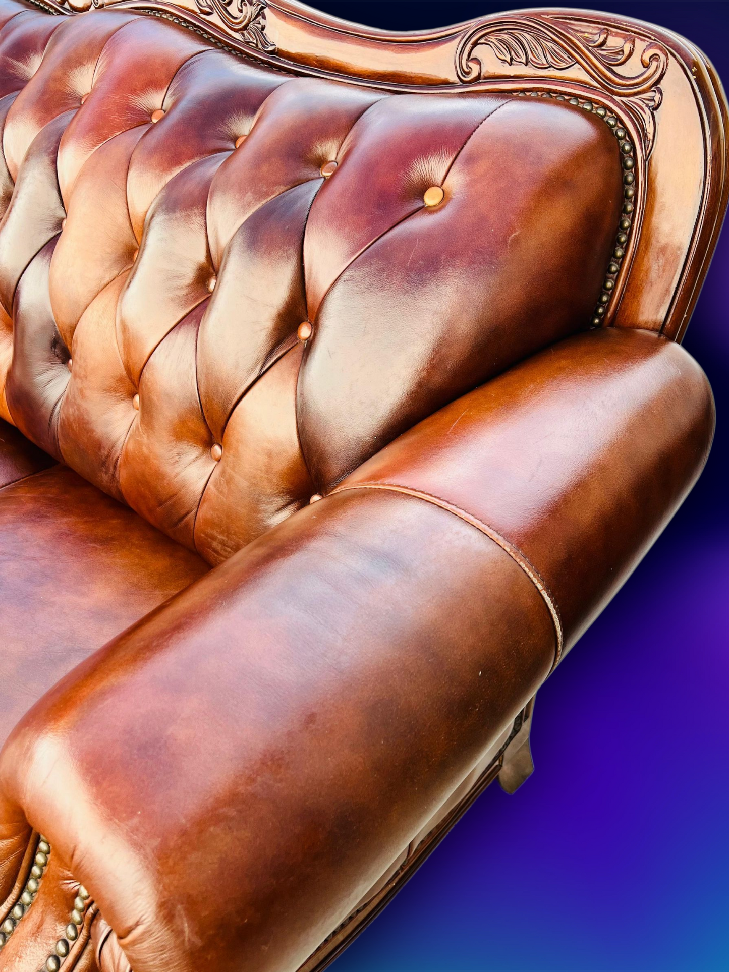 🛋️ Juego de Sala Clasico — Cuero Marron con Tallado Ornamental (2 piezas)