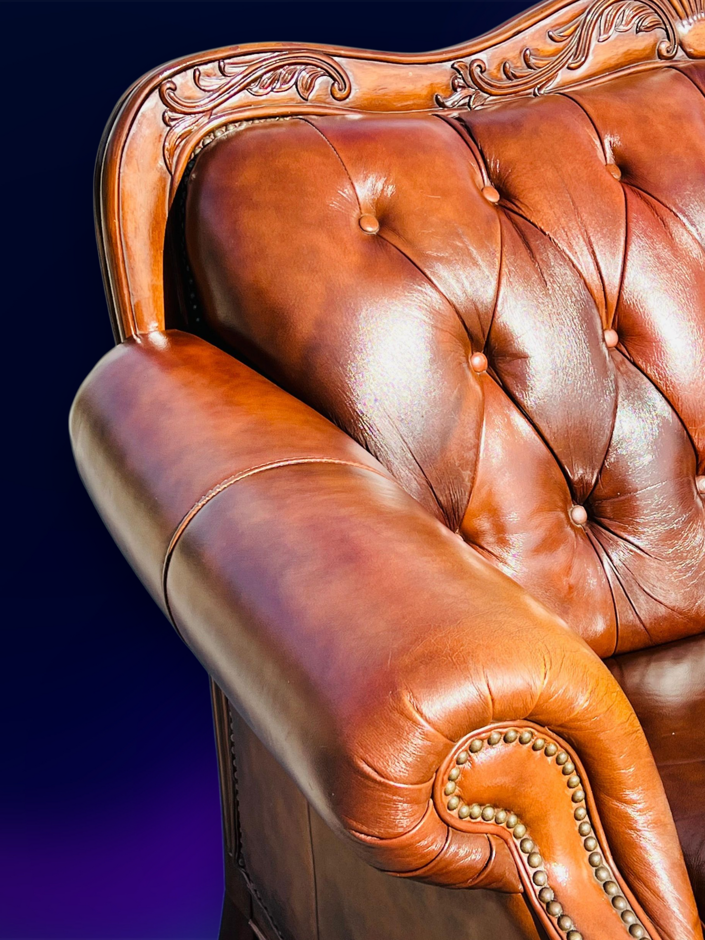 🛋️ Juego de Sala Clasico — Cuero Marron con Tallado Ornamental (2 piezas)