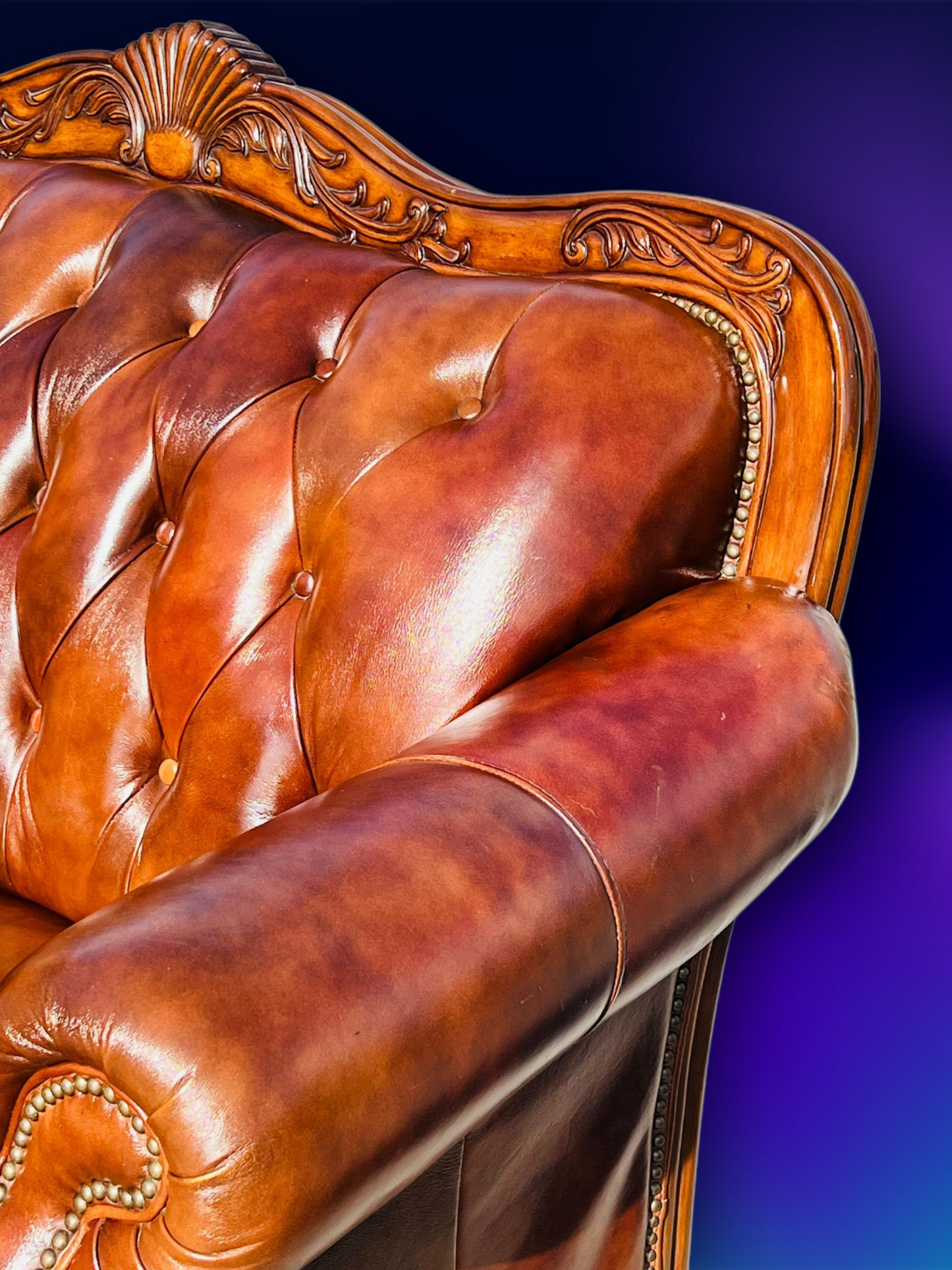 🛋️ Juego de Sala Clasico — Cuero Marron con Tallado Ornamental (2 piezas)