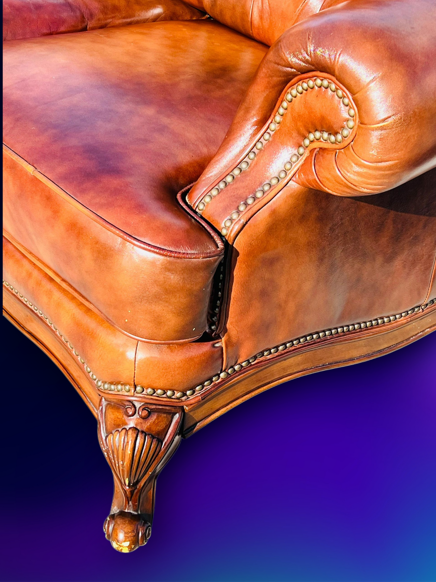 🛋️ Juego de Sala Clasico — Cuero Marron con Tallado Ornamental (2 piezas)