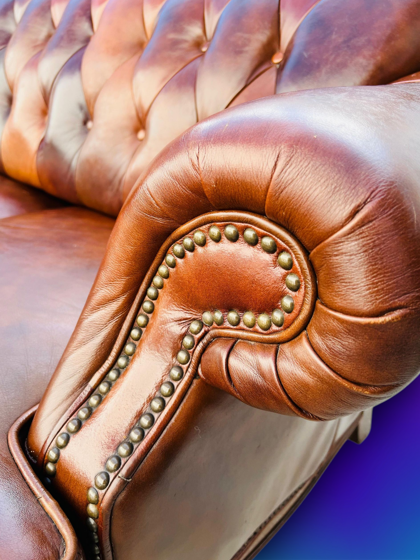 🛋️ Juego de Sala Clasico — Cuero Marron con Tallado Ornamental (2 piezas)