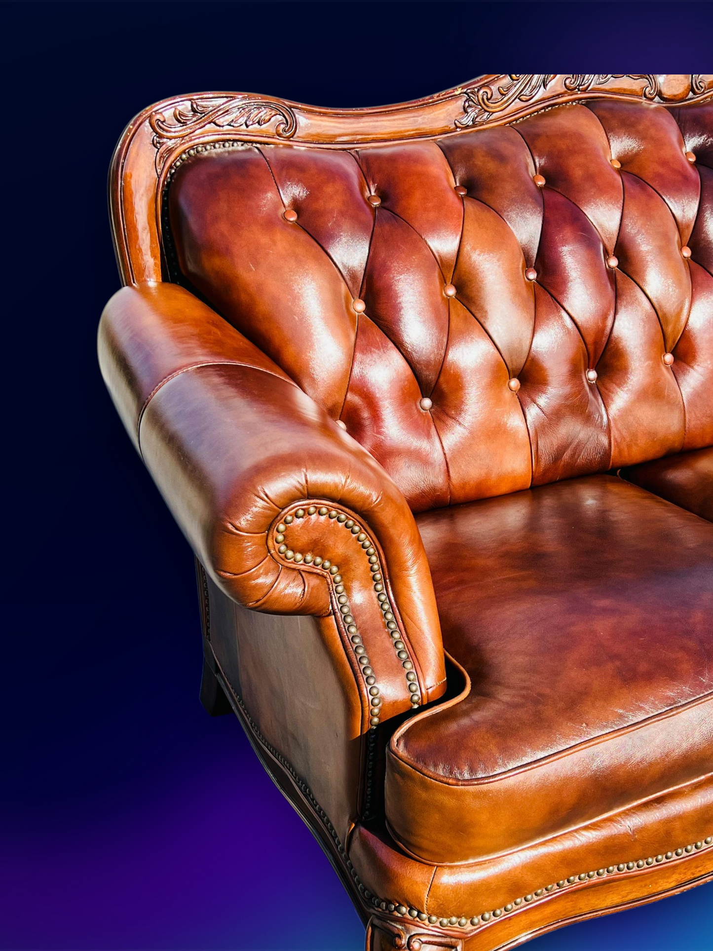 🛋️ Juego de Sala Clasico — Cuero Marron con Tallado Ornamental (2 piezas)