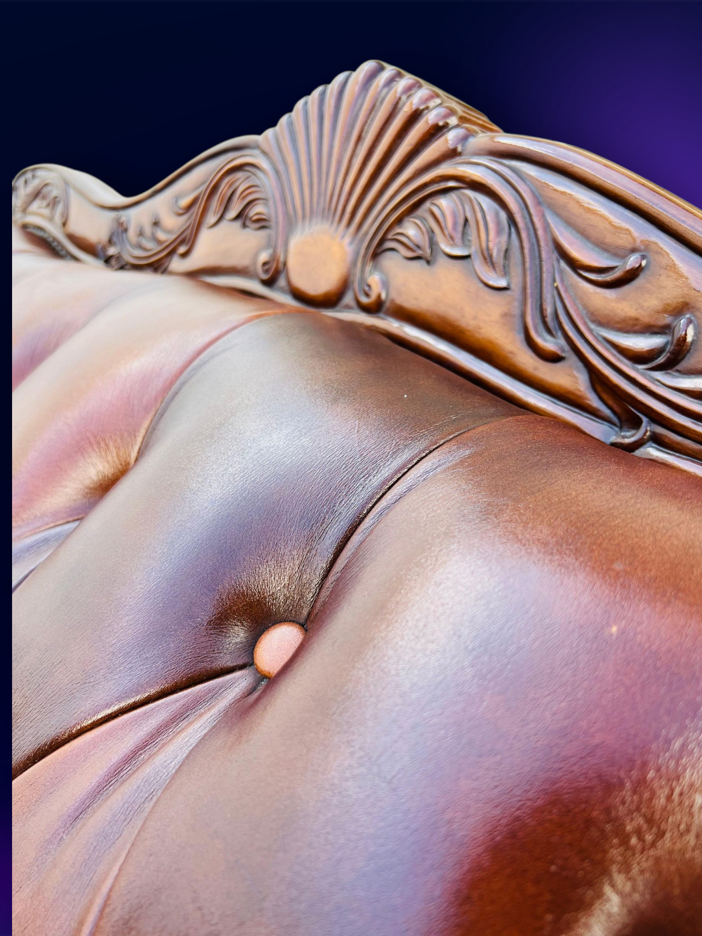 🛋️ Juego de Sala Clasico — Cuero Marron con Tallado Ornamental (2 piezas)