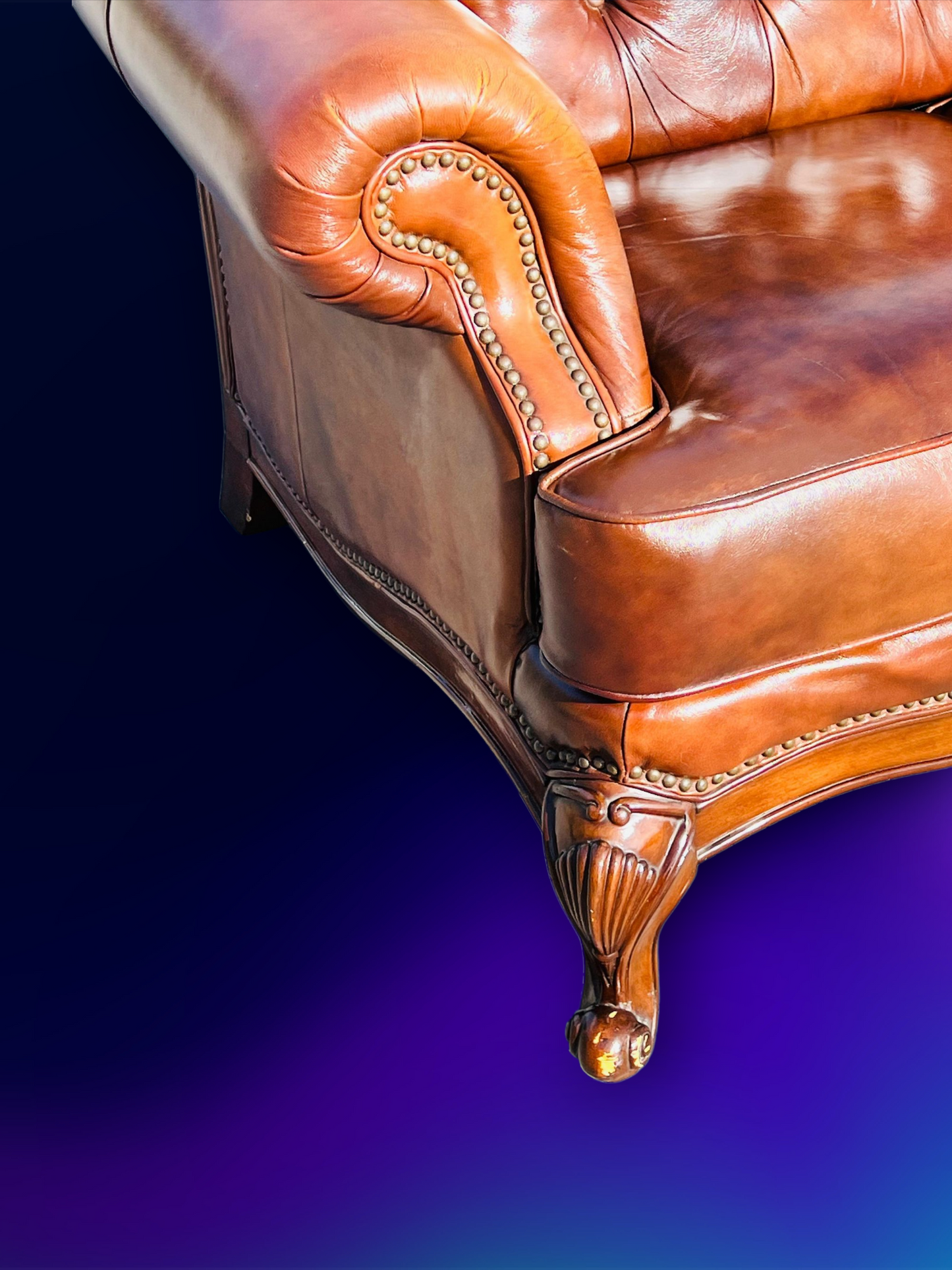 🛋️ Juego de Sala Clasico — Cuero Marron con Tallado Ornamental (2 piezas)