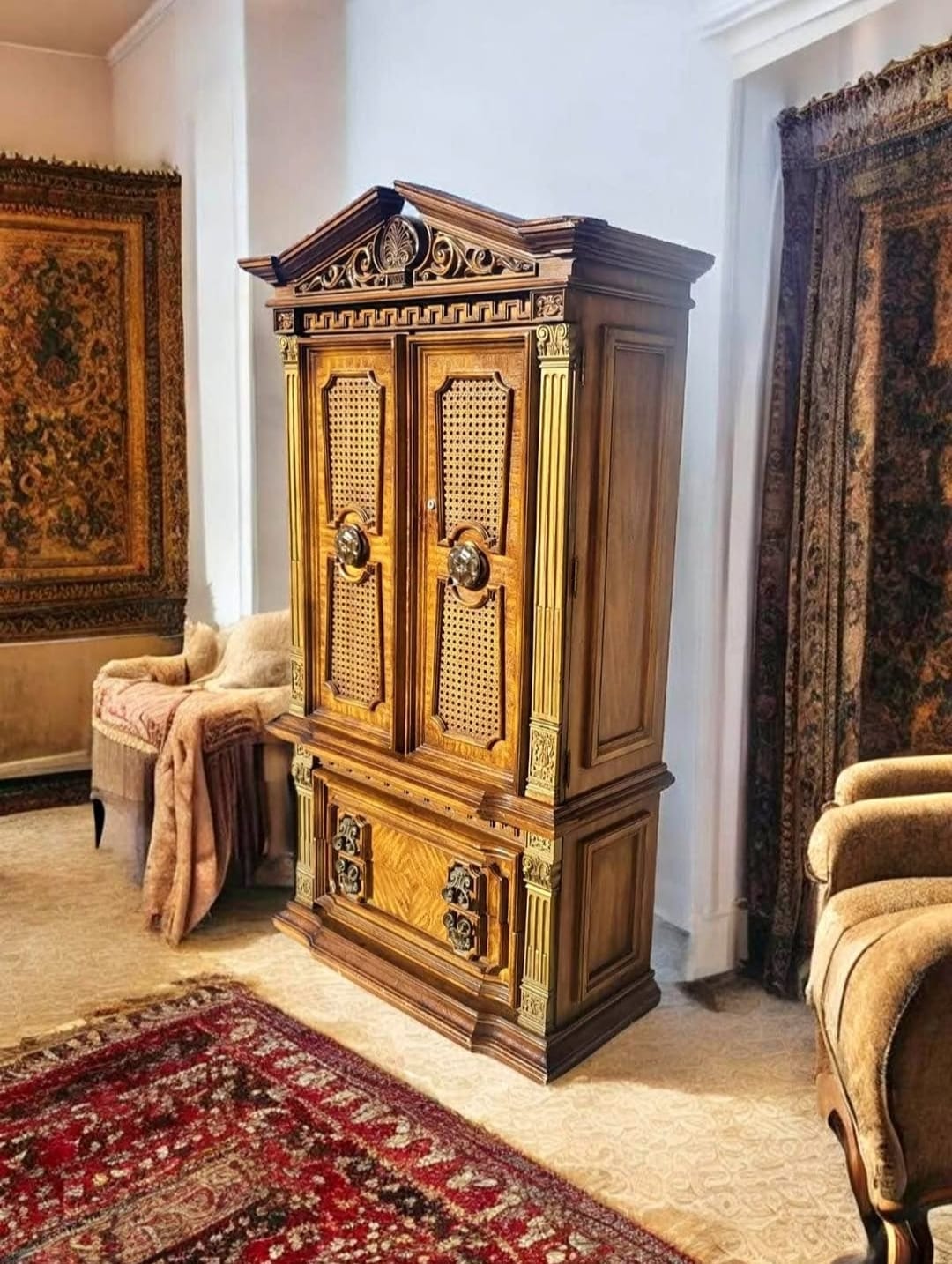 ¡Armario Vintage en Rosarito Antiques! 🏡✨