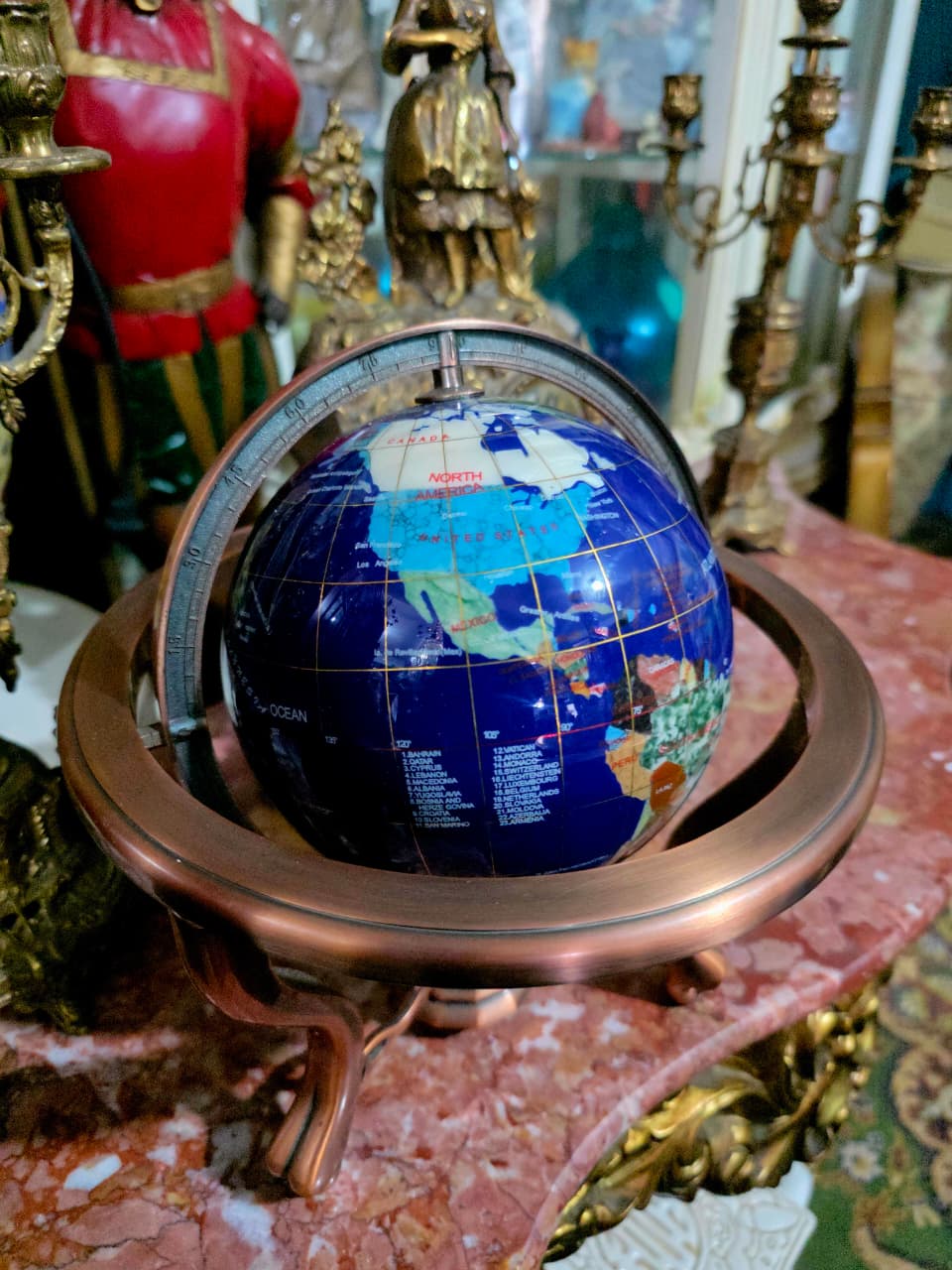 🌍 Globo Decorativo en Cobre – Elegancia Geográfica con Alma Clásica