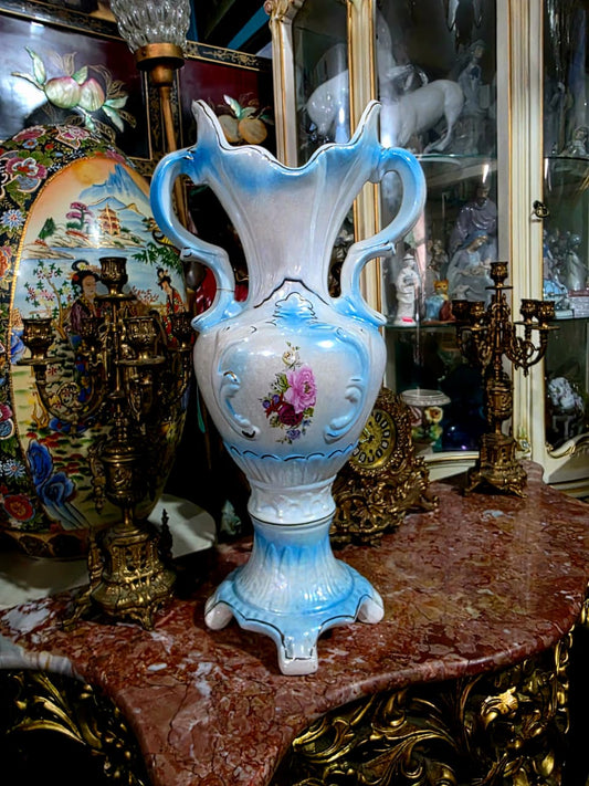 🌺🌼🏺 Jarrón de Porcelana Fina – Elegancia Clásica y Detalle Floral🏺🌼🌺