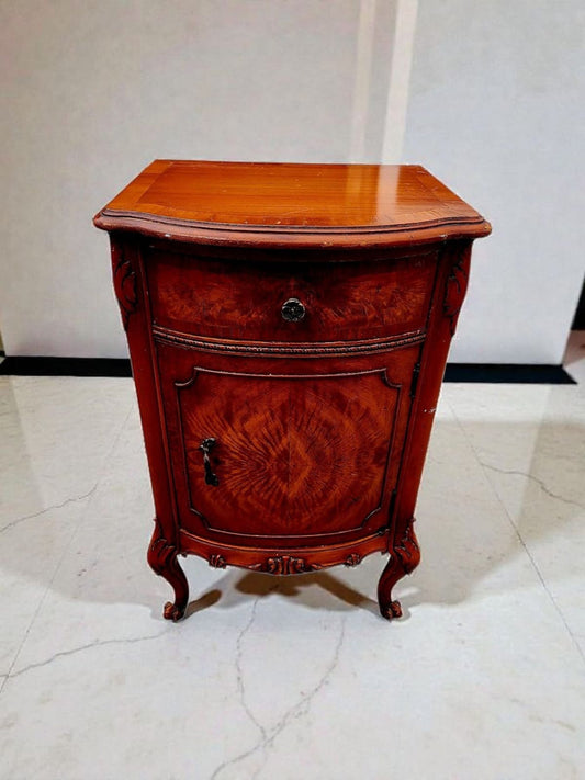 🪶 Gabinete con Chapa de Madera Flamada – Elegancia Clásica y Presencia Escénica 🪶