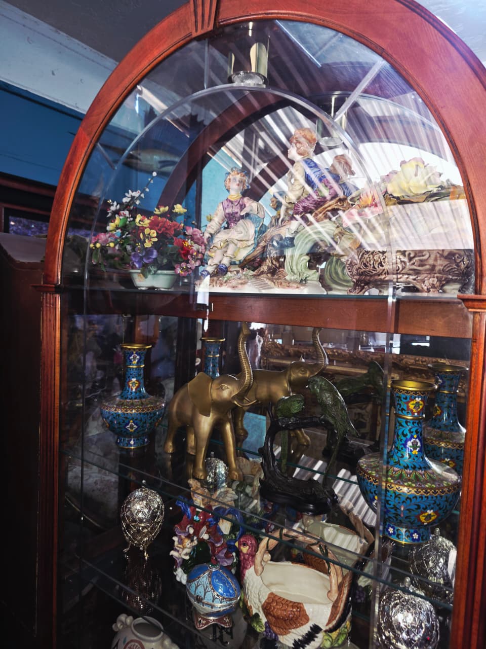 Howard Miller Collector's Cabinet Model 680-186 🕰️🪙🪶