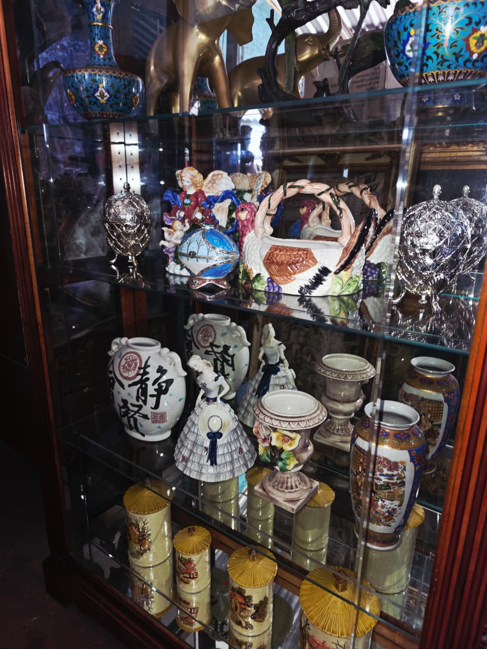 Howard Miller Collector's Cabinet Model 680-186 🕰️🪙🪶