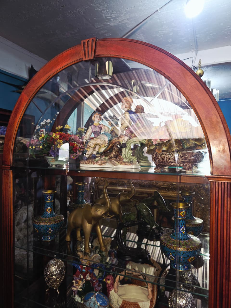 Howard Miller Collector's Cabinet Model 680-186 🕰️🪙🪶