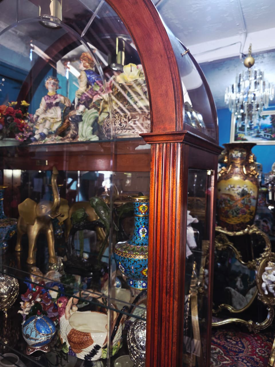 Howard Miller Collector's Cabinet Model 680-186 🕰️🪙🪶