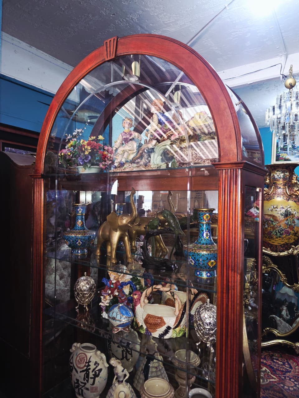 Howard Miller Collector's Cabinet Model 680-186 🕰️🪙🪶