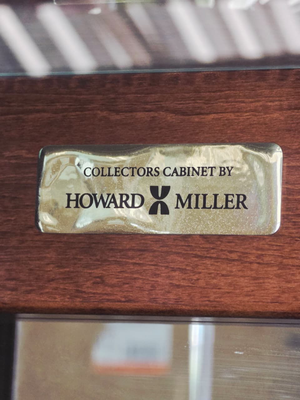 Howard Miller Collector's Cabinet Model 680-186 🕰️🪙🪶