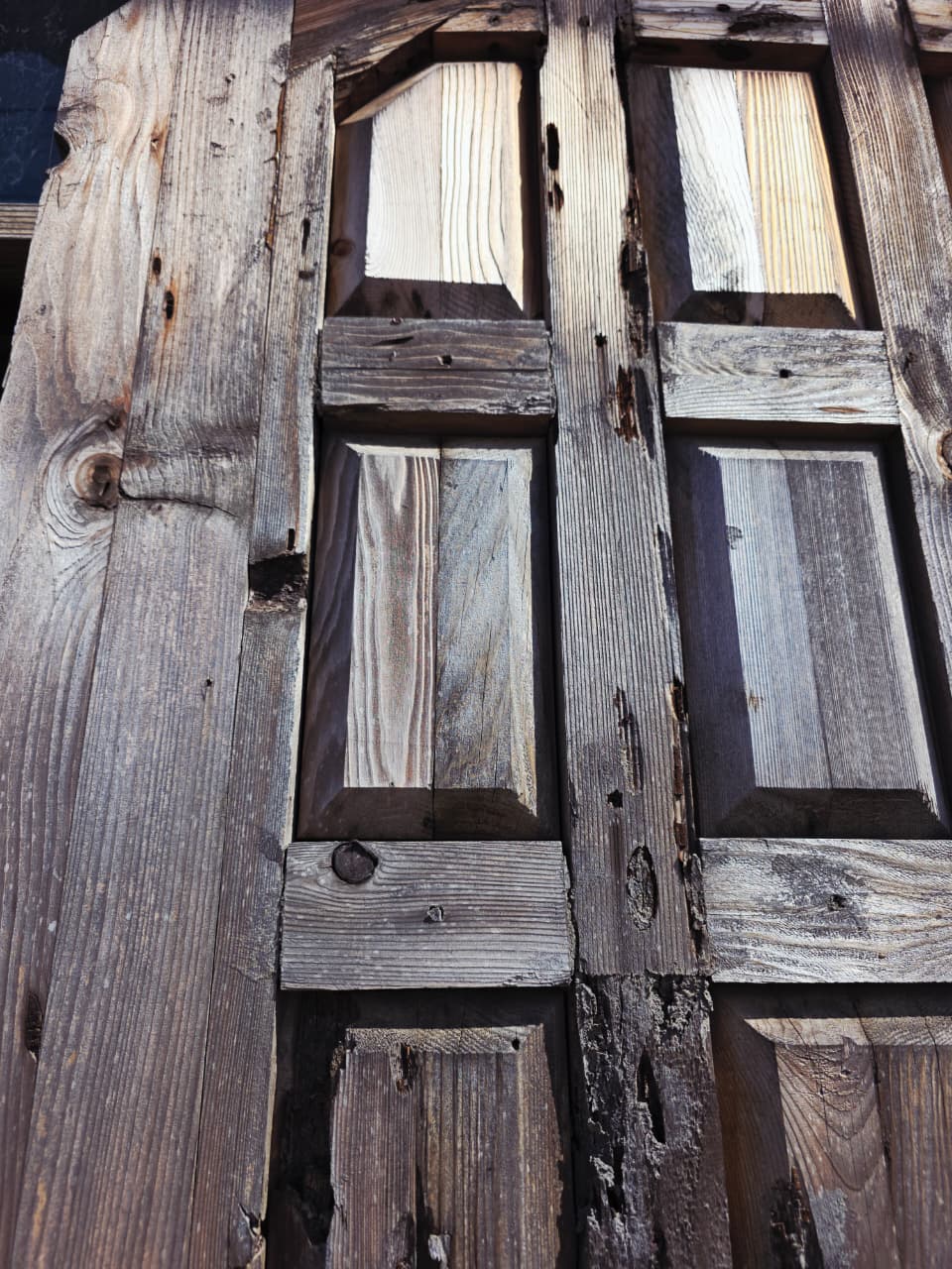 Puerta Rustica de Cedro Envejecido – Umbral de Nobleza y Permanencia