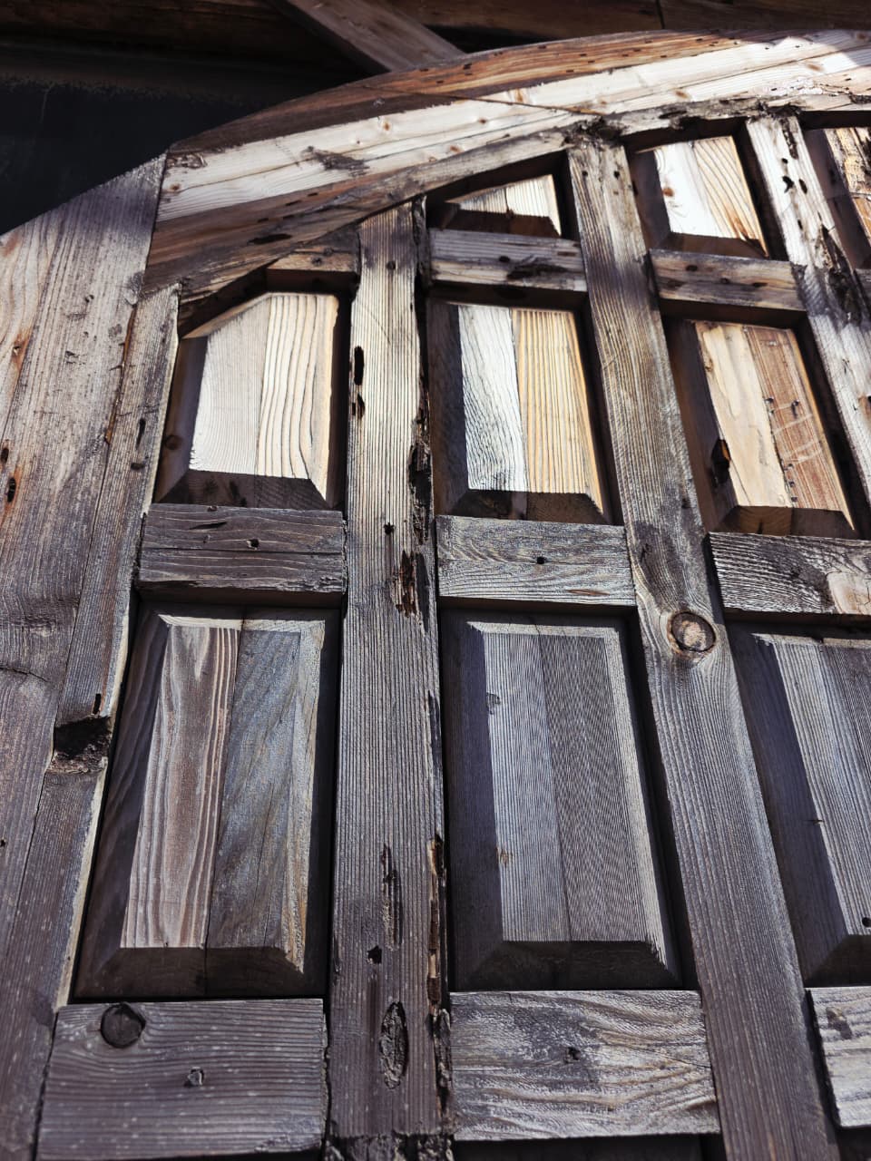 Puerta Rustica de Cedro Envejecido – Umbral de Nobleza y Permanencia