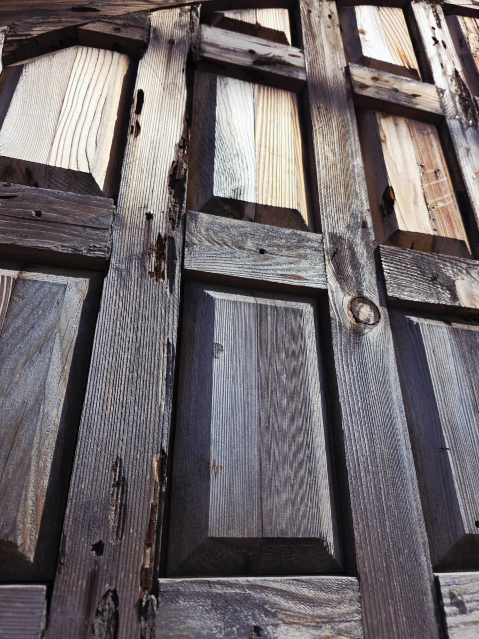 Puerta Rustica de Cedro Envejecido – Umbral de Nobleza y Permanencia