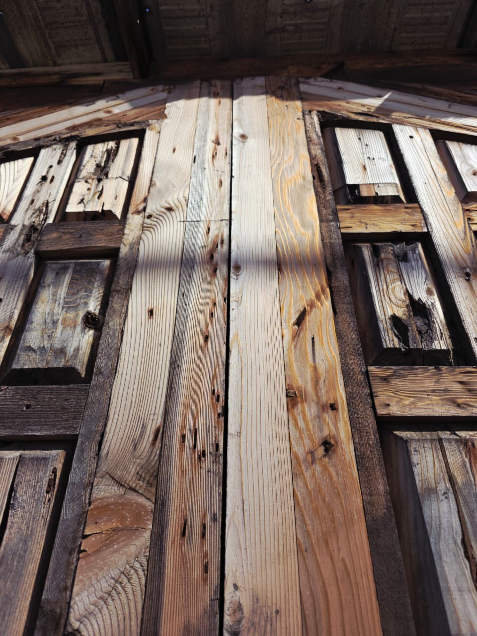 Puerta Rustica de Cedro Envejecido – Umbral de Nobleza y Permanencia