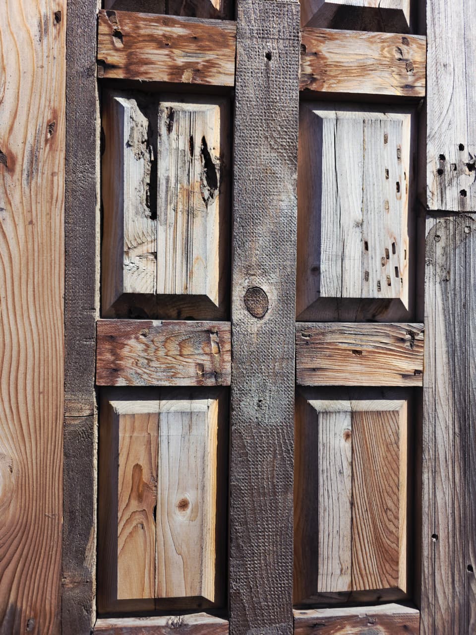 Puerta Rustica de Cedro Envejecido – Umbral de Nobleza y Permanencia