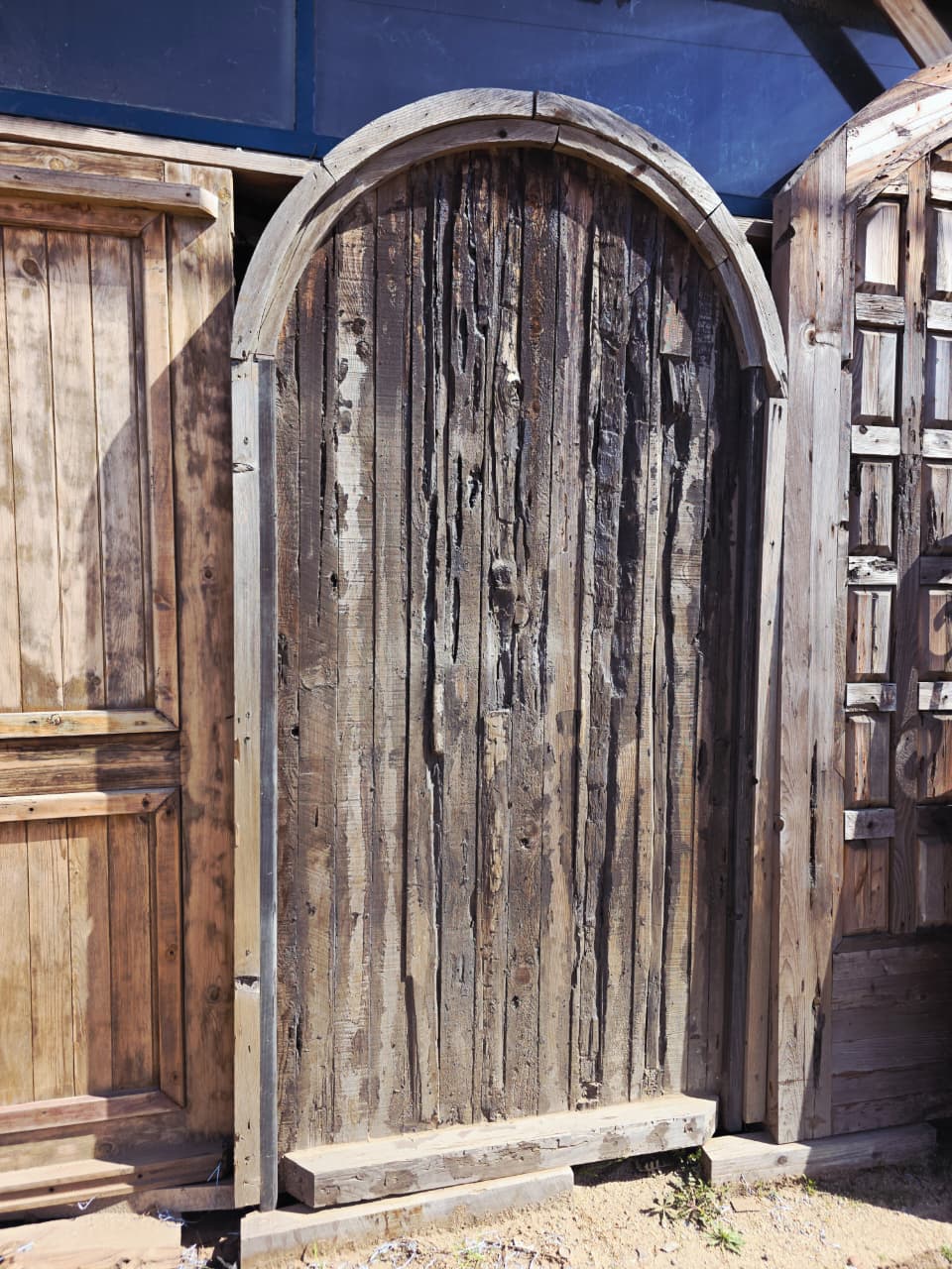 Puerta Rustica de Cedro Envejecido – Umbral de Historia y Permanencia