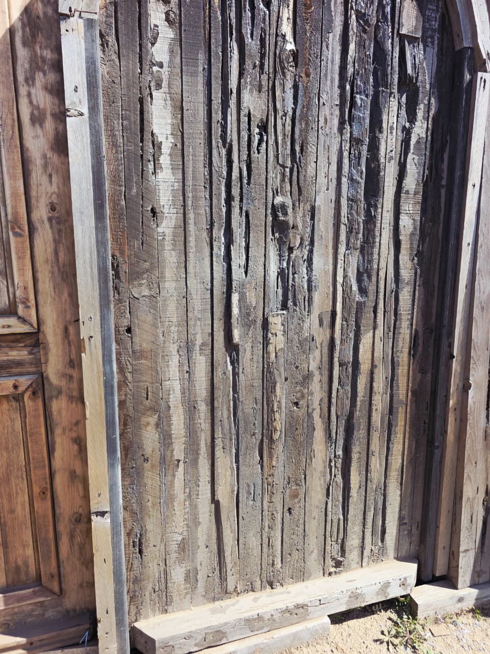 Puerta Rustica de Cedro Envejecido – Umbral de Historia y Permanencia