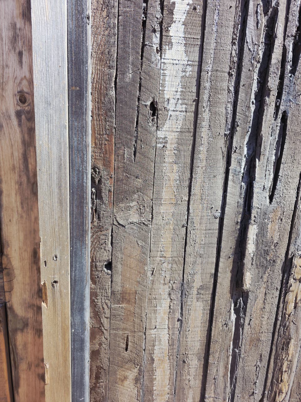 Puerta Rustica de Cedro Envejecido – Umbral de Historia y Permanencia