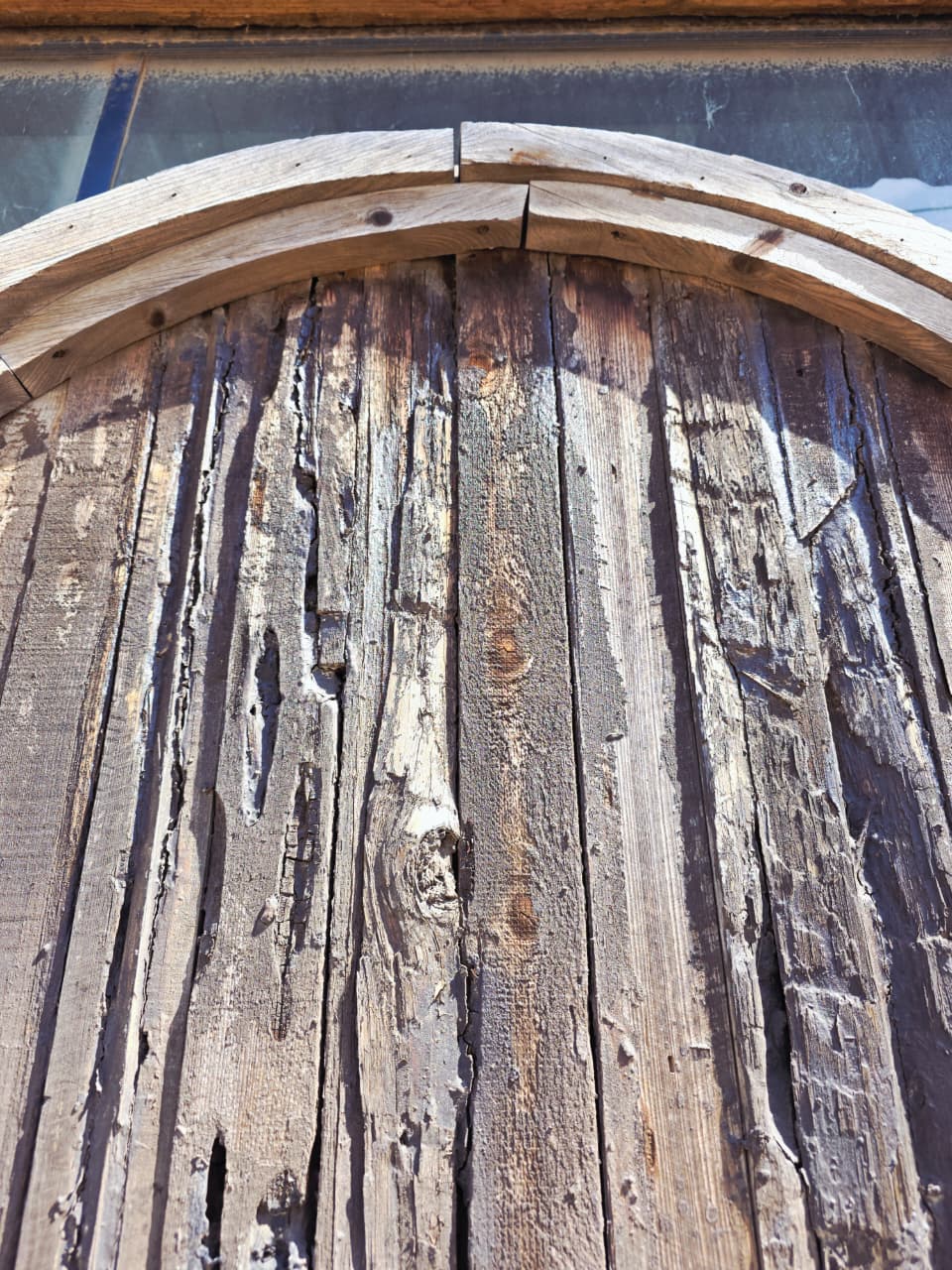 Puerta Rustica de Cedro Envejecido – Umbral de Historia y Permanencia