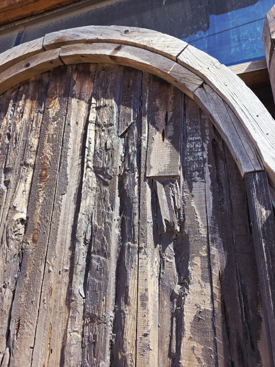 Puerta Rustica de Cedro Envejecido – Umbral de Historia y Permanencia
