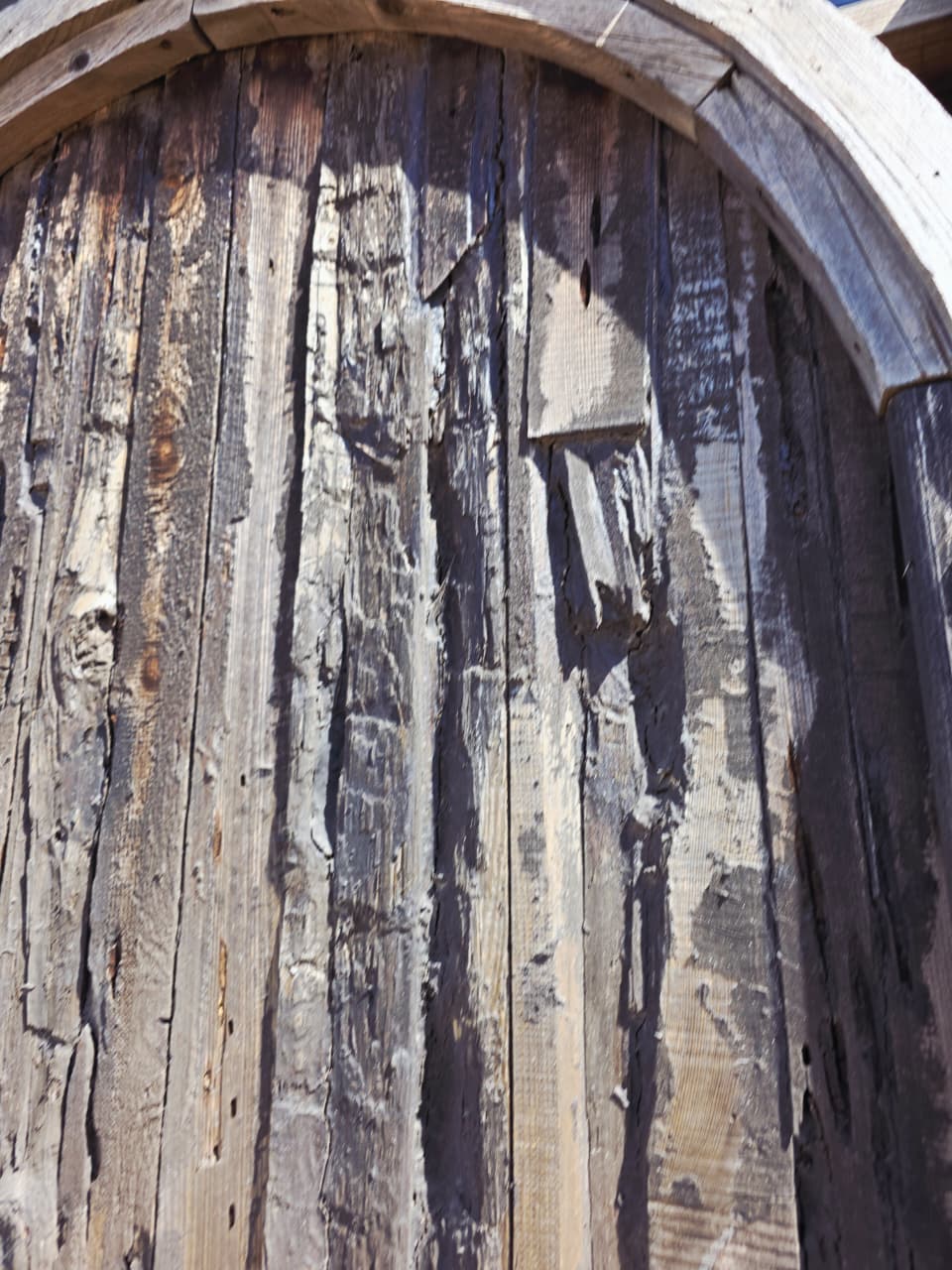 Puerta Rustica de Cedro Envejecido – Umbral de Historia y Permanencia