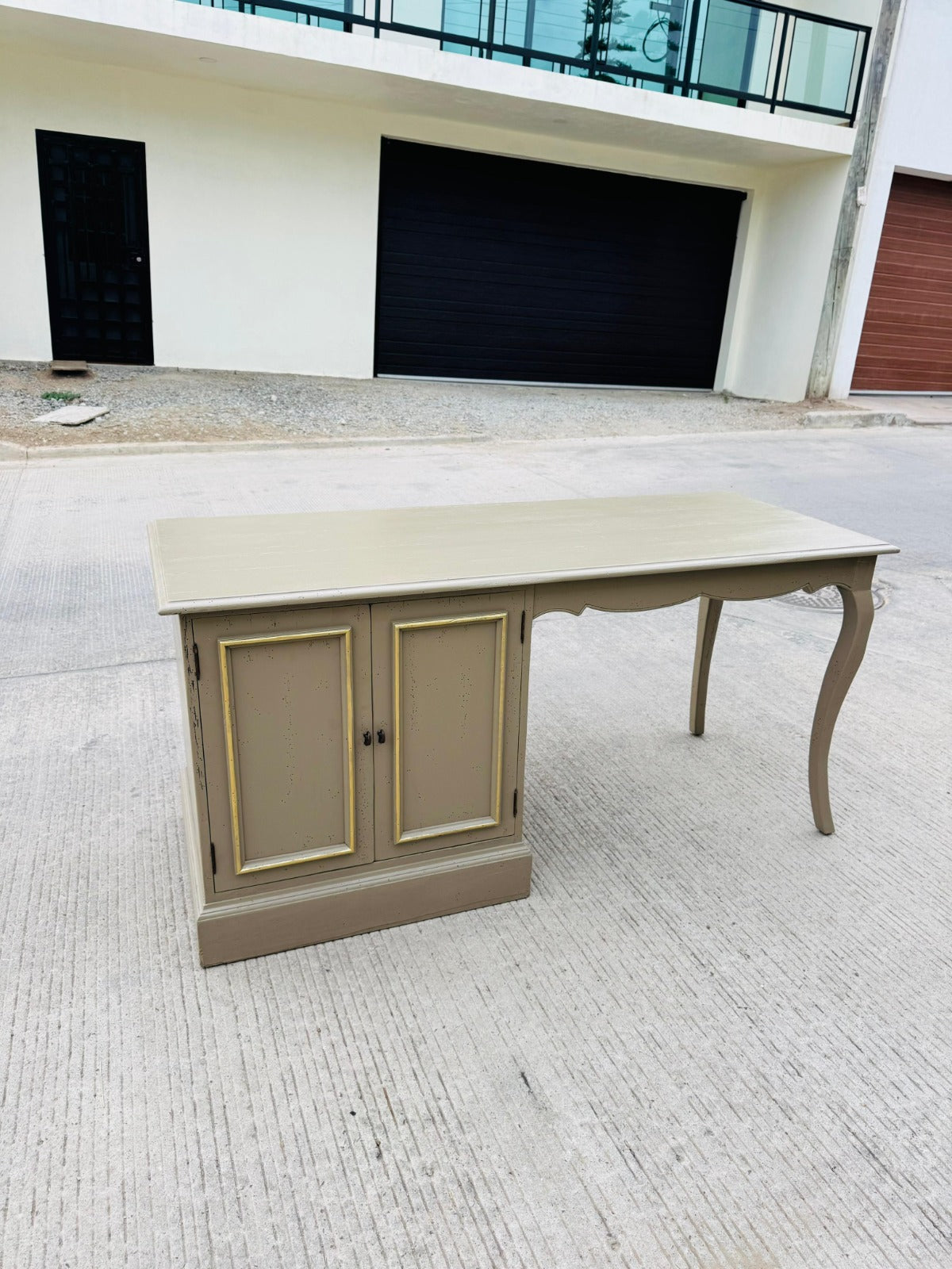 Walnut Wood Desk – Olive Green Distressed Style with Golden Tones 🌳🪞
