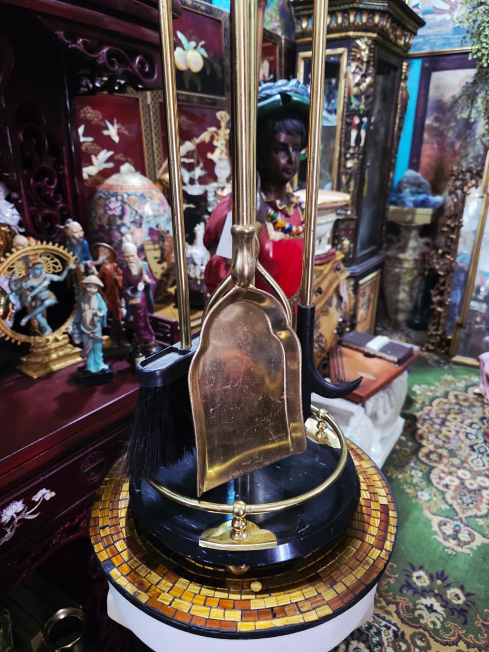 Antique Brass Fireplace Tool Set: Functionality and Distinction in One Piece 🧹