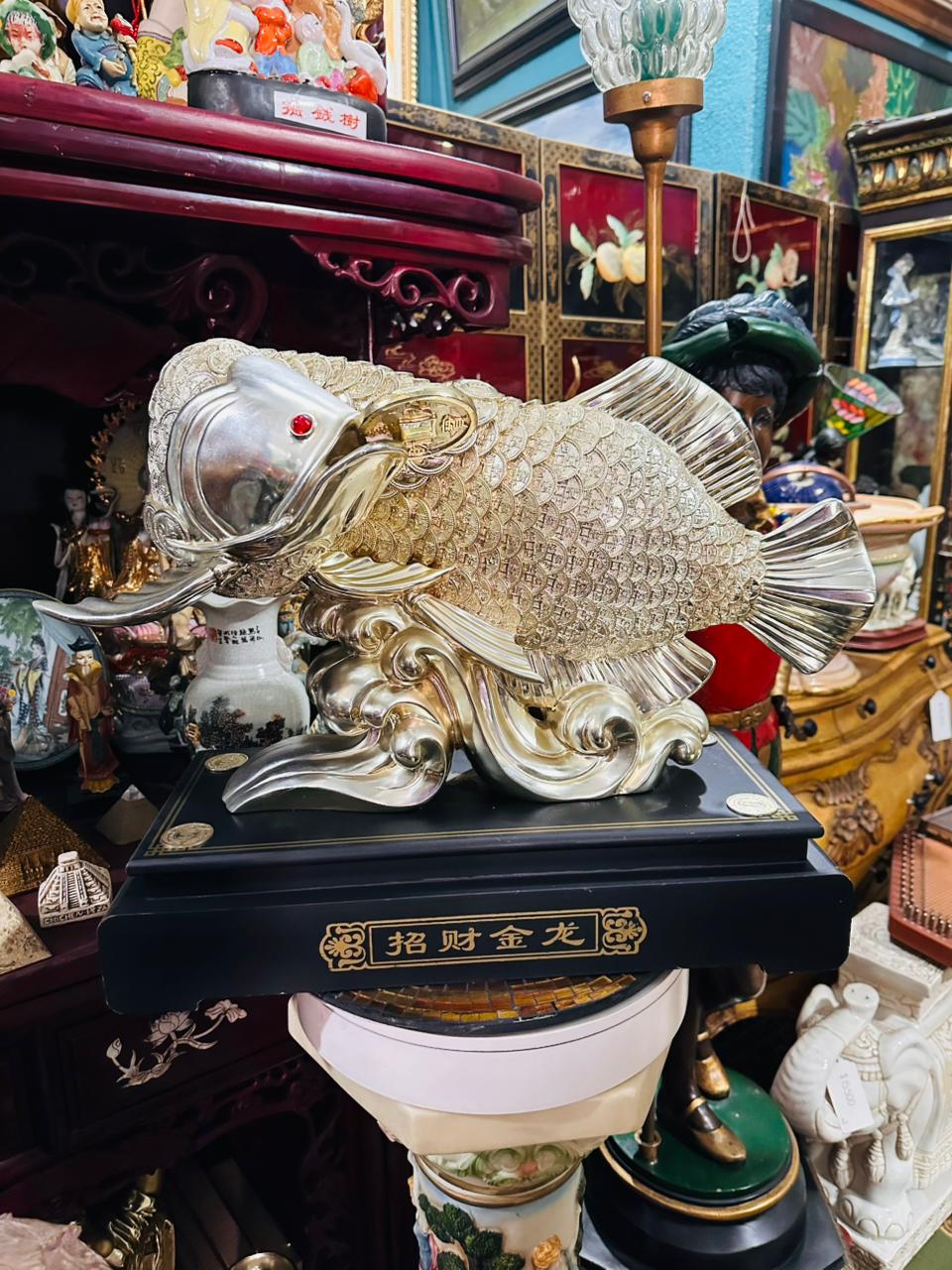 Escultura de Pez de la Abundancia en Monedas Doradas 🐟