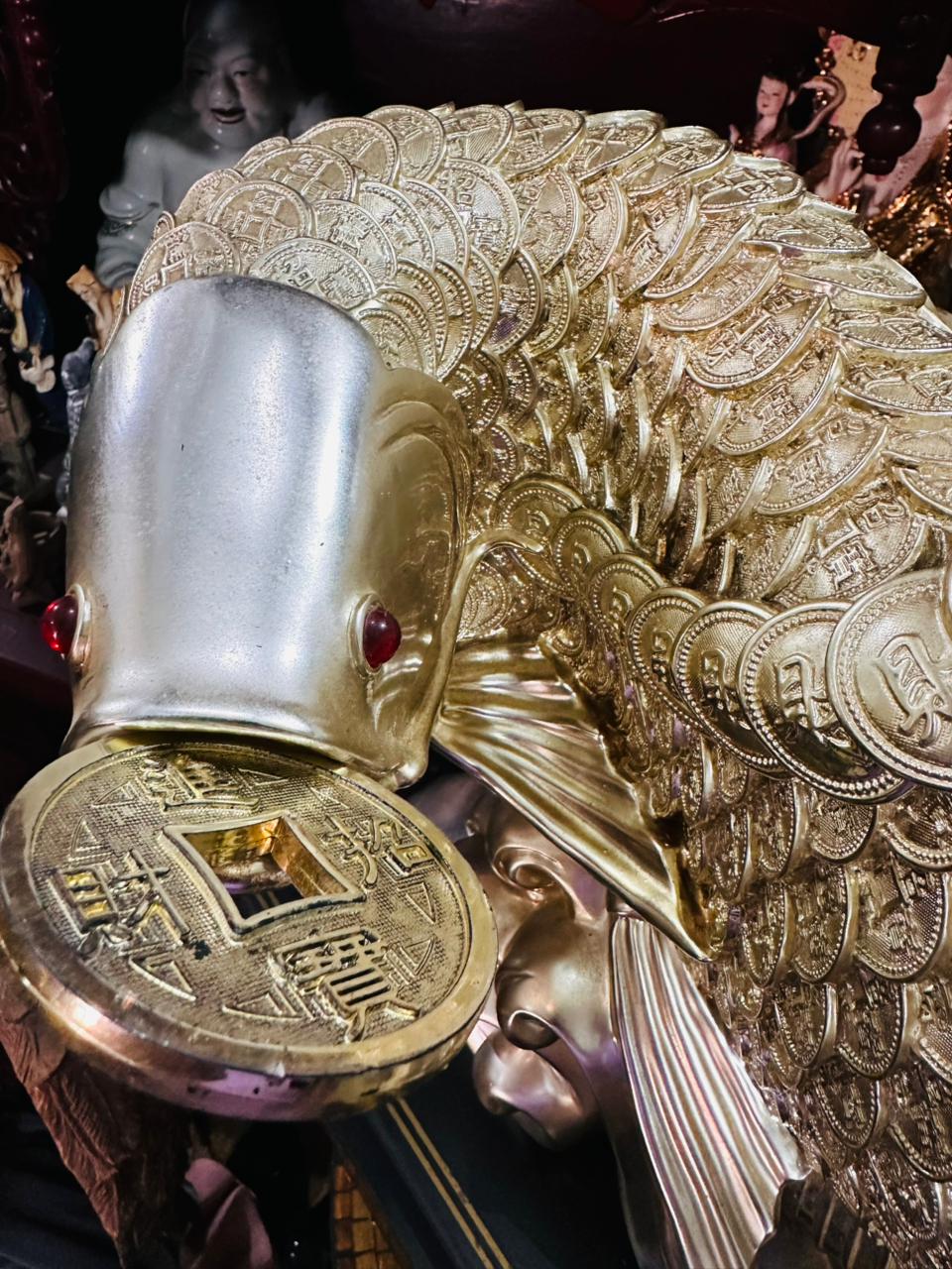 Escultura de Pez de la Abundancia en Monedas Doradas 🐟