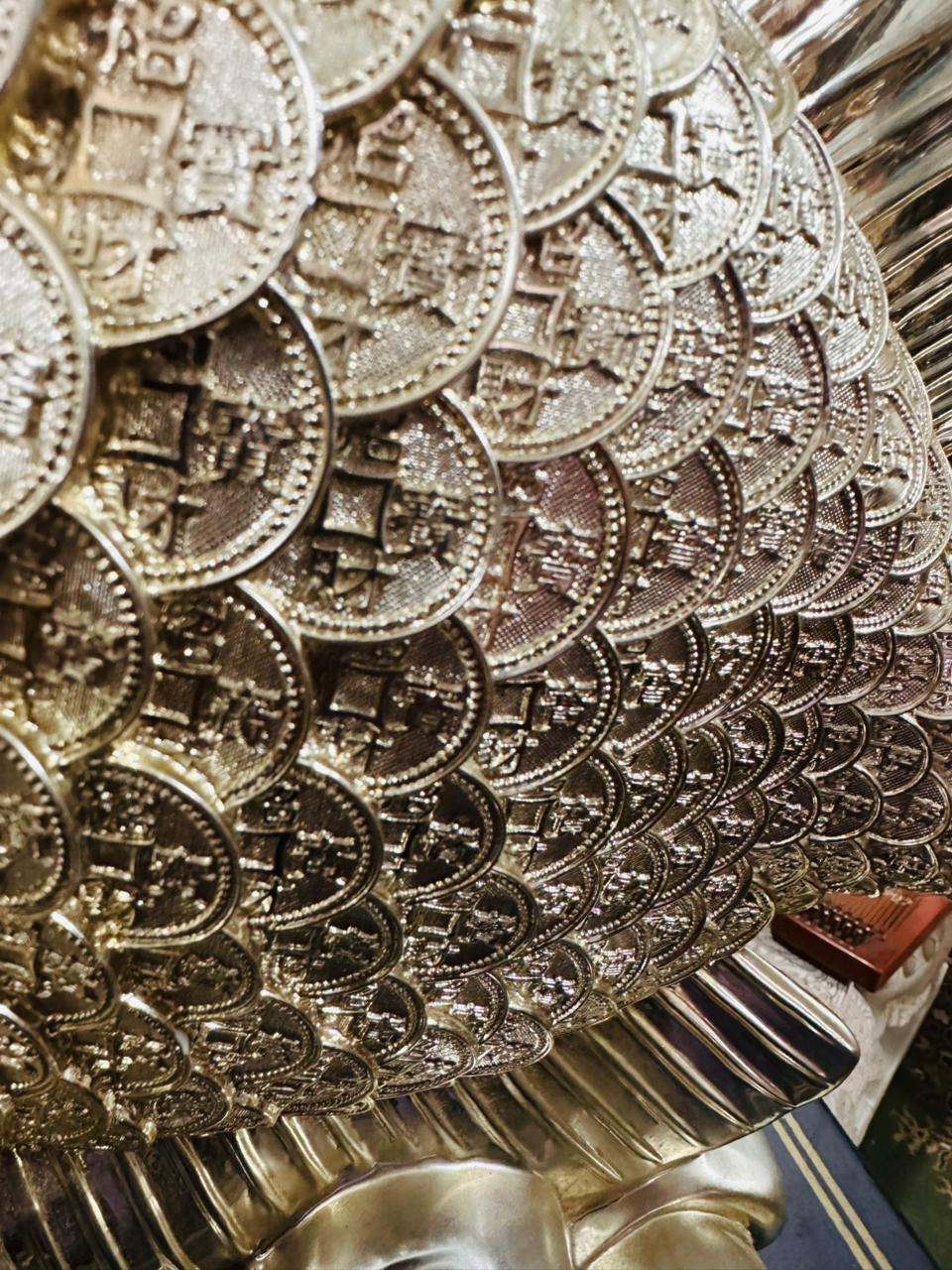 Escultura de Pez de la Abundancia en Monedas Doradas 🐟