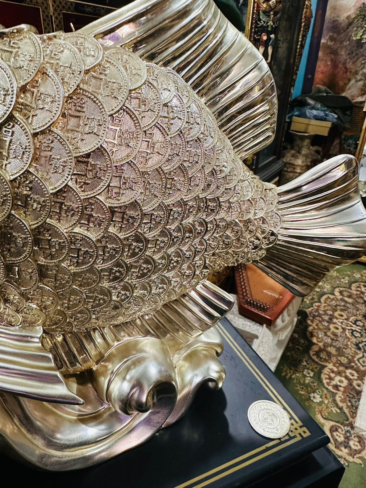 Escultura de Pez de la Abundancia en Monedas Doradas 🐟