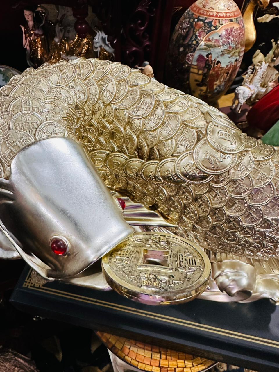 Escultura de Pez de la Abundancia en Monedas Doradas 🐟