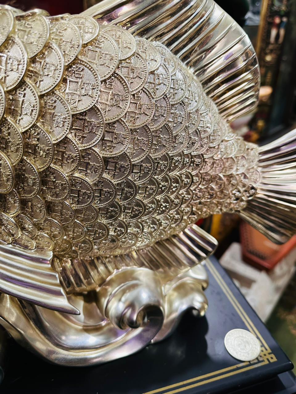Escultura de Pez de la Abundancia en Monedas Doradas 🐟