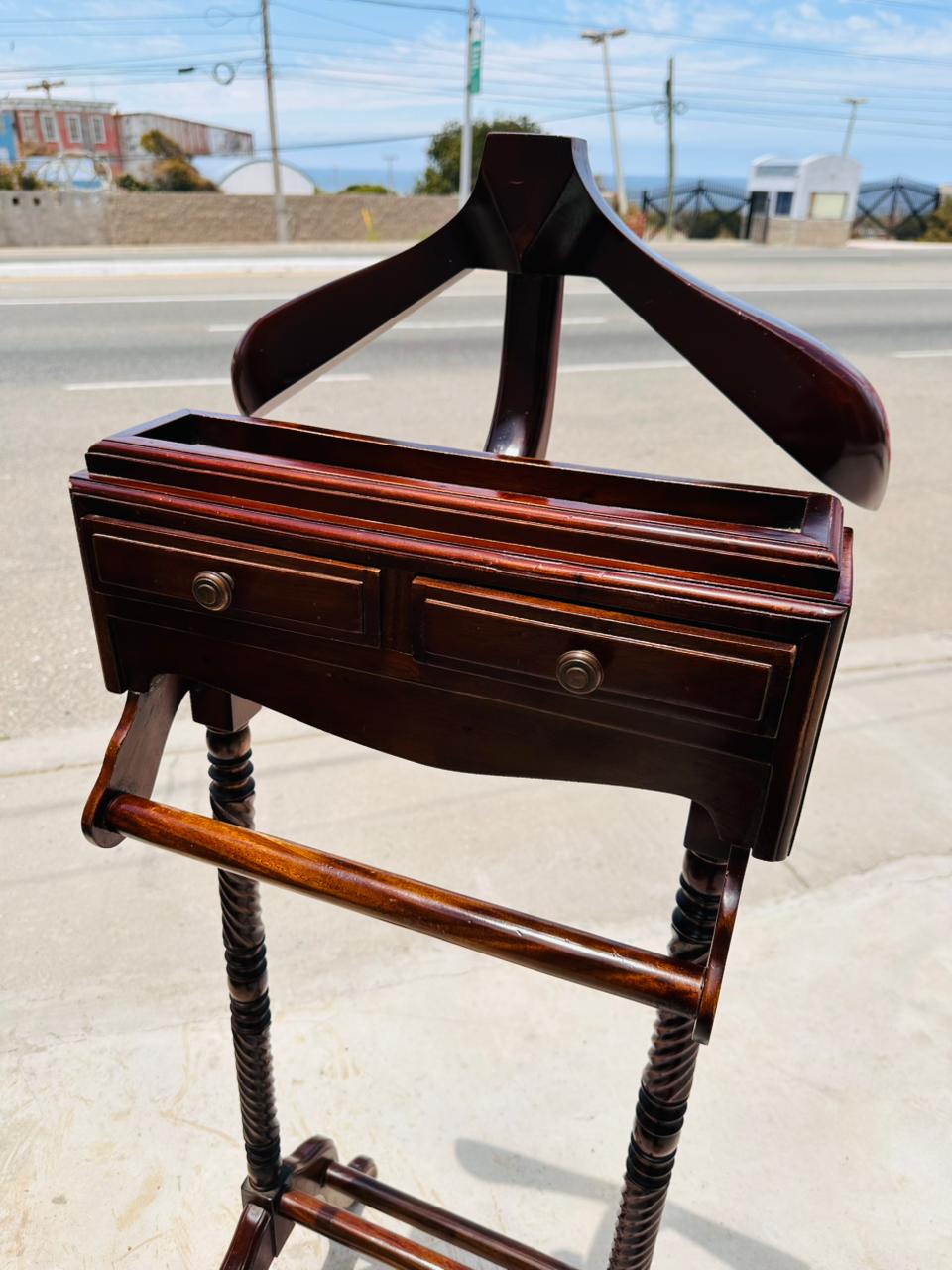 Mueble Valet en Madera de Caoba ✨