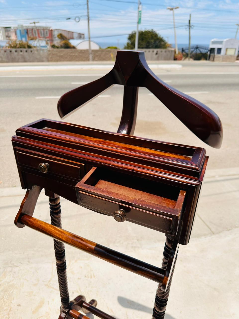 Mueble Valet en Madera de Caoba ✨