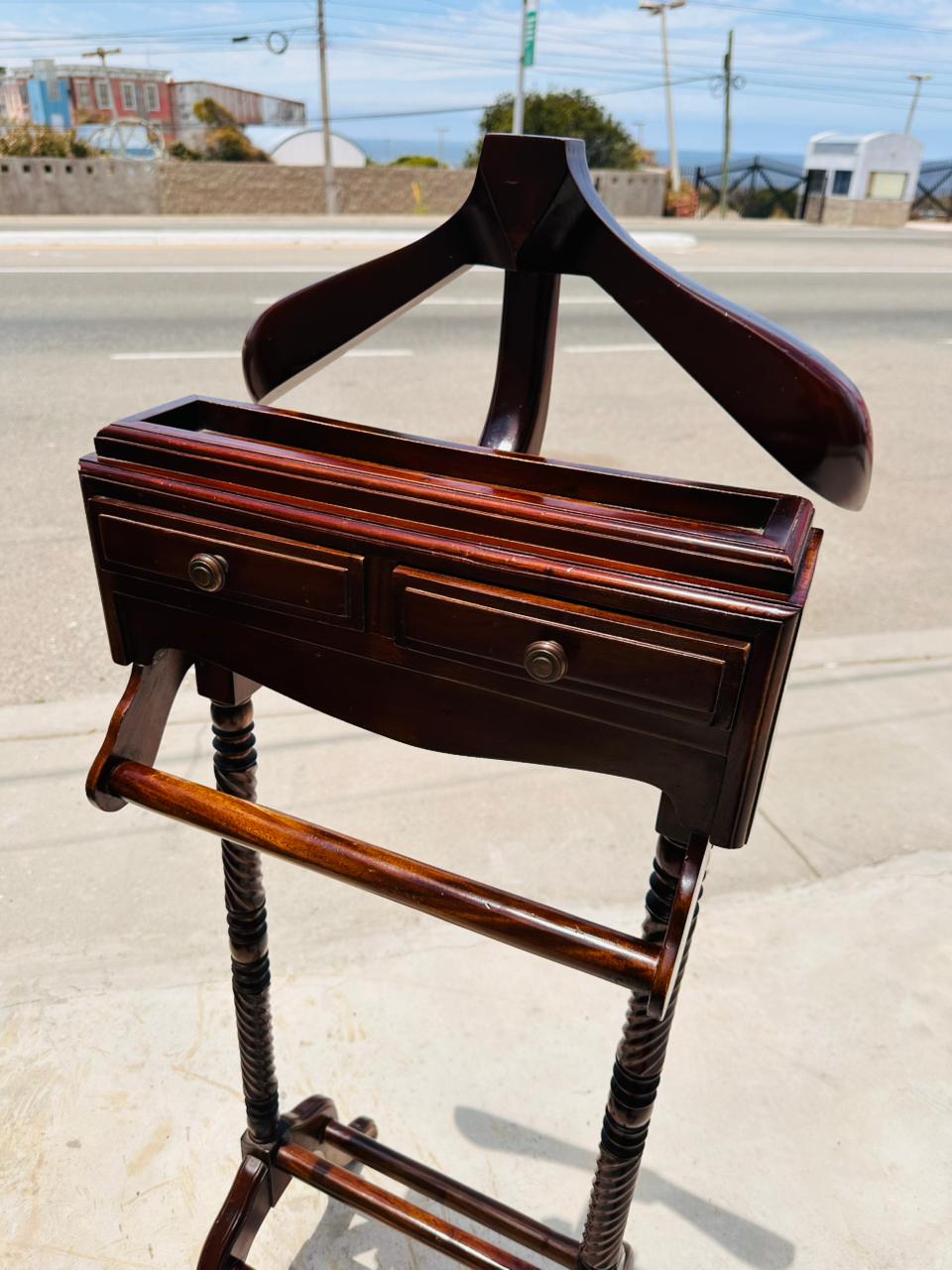 Mueble Valet en Madera de Caoba ✨