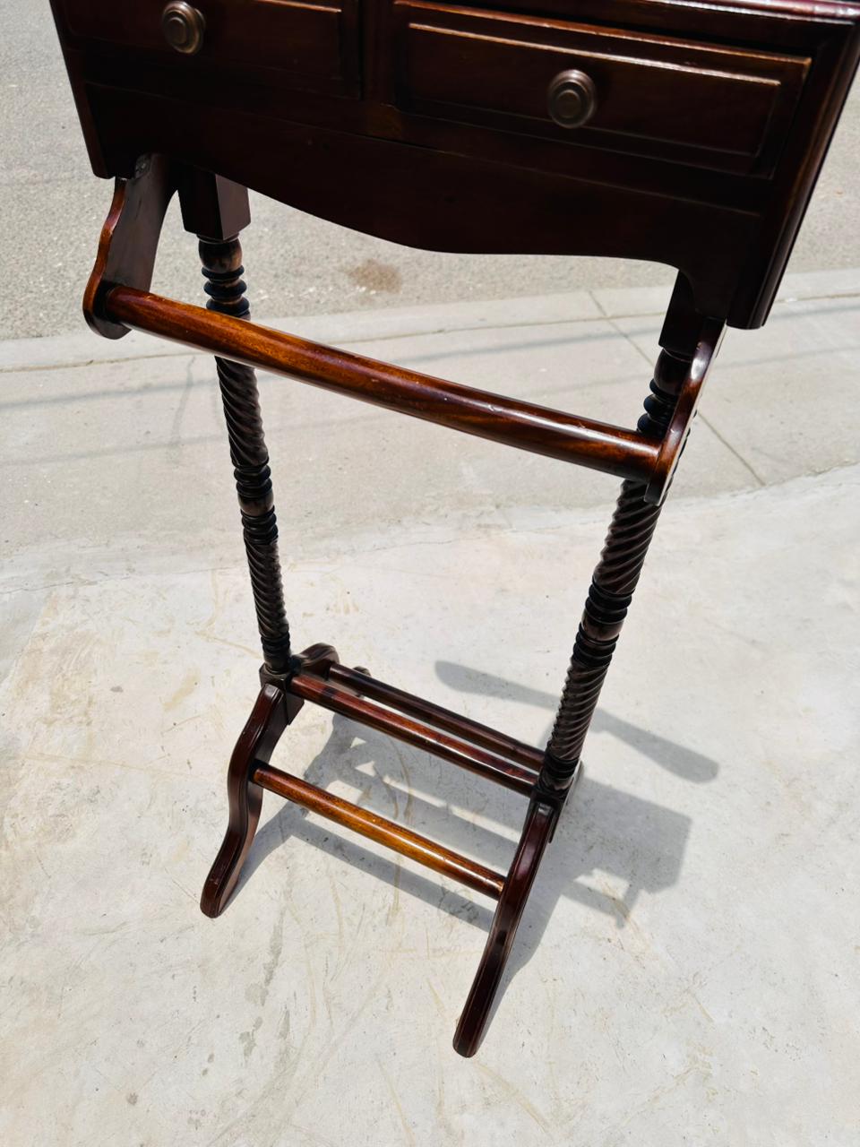 Mueble Valet en Madera de Caoba ✨