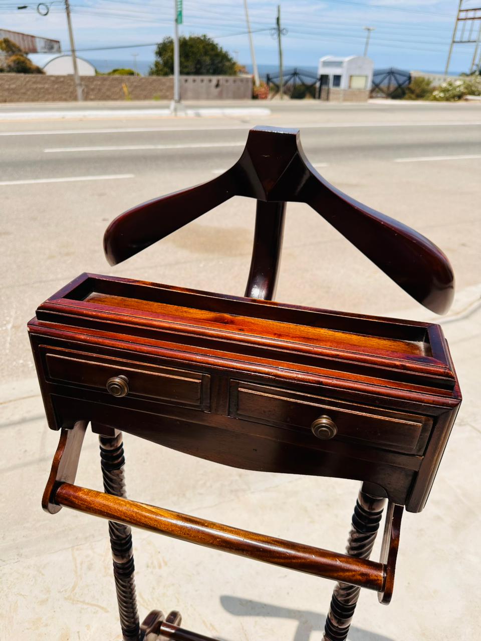 Mueble Valet en Madera de Caoba ✨