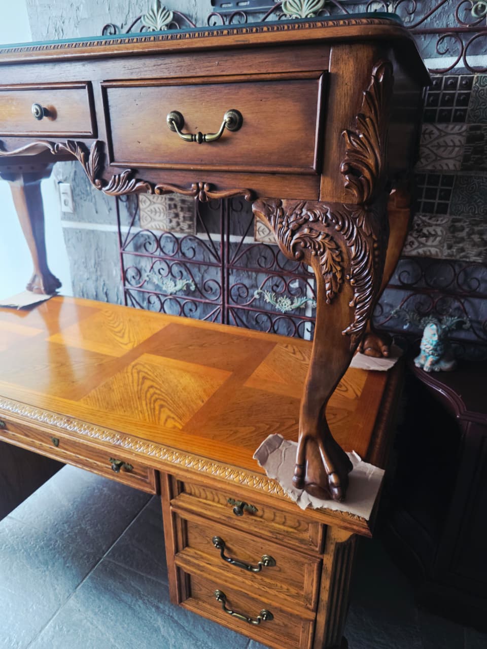 Escritorio de Nogal Estilo Chippendale con Cubierta de Vidrio 🪶⚜️🕊️