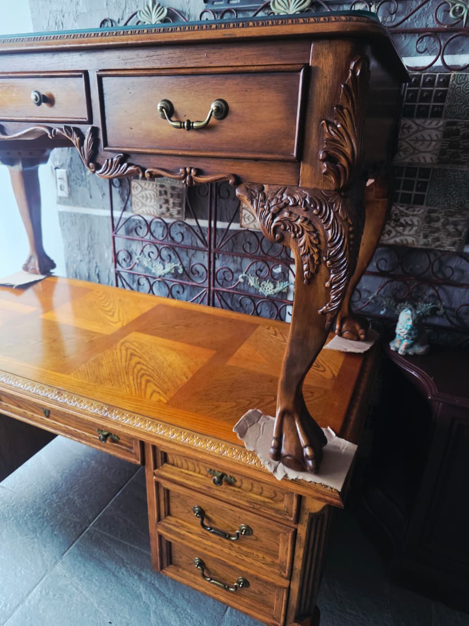 Escritorio de Nogal Estilo Chippendale con Cubierta de Vidrio 🪶⚜️🕊️