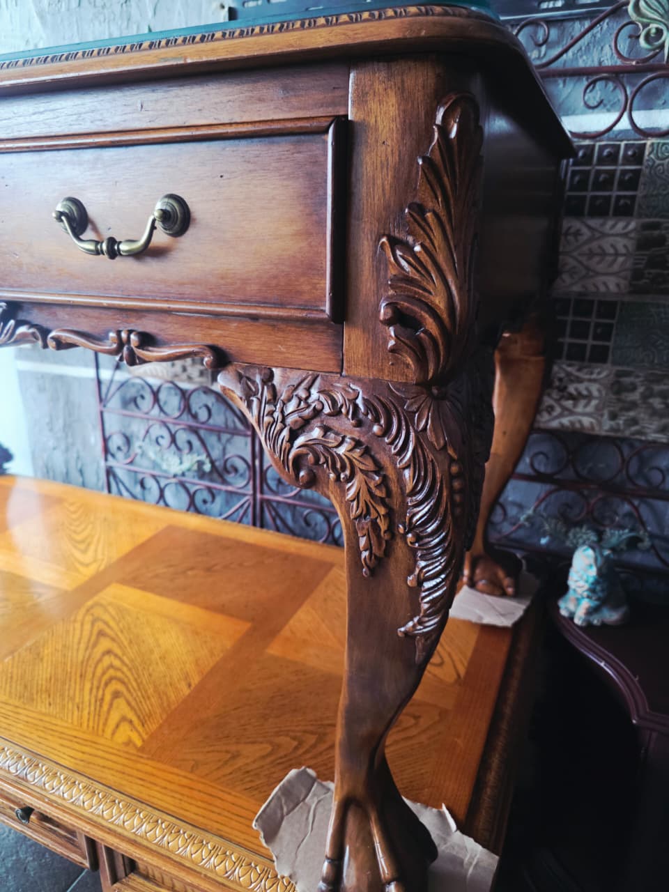 Escritorio de Nogal Estilo Chippendale con Cubierta de Vidrio 🪶⚜️🕊️