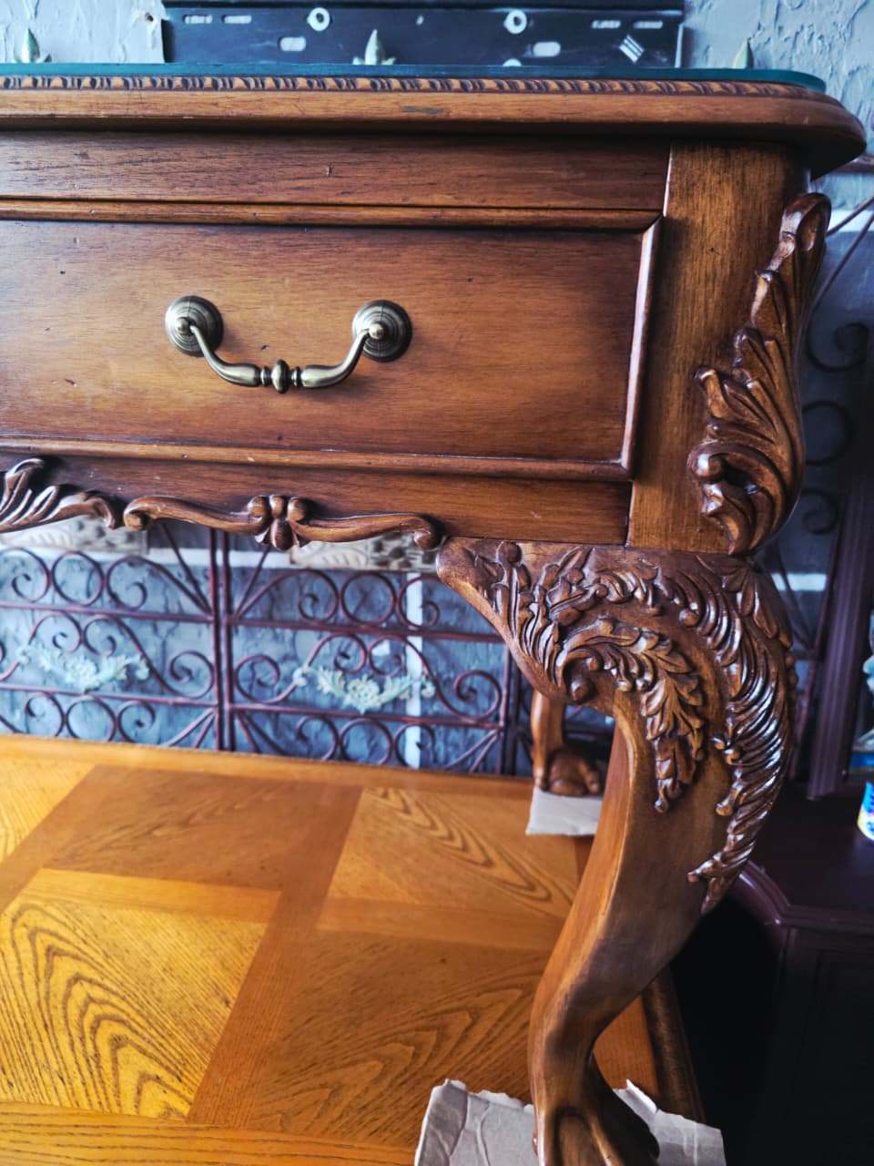 Escritorio de Nogal Estilo Chippendale con Cubierta de Vidrio 🪶⚜️🕊️